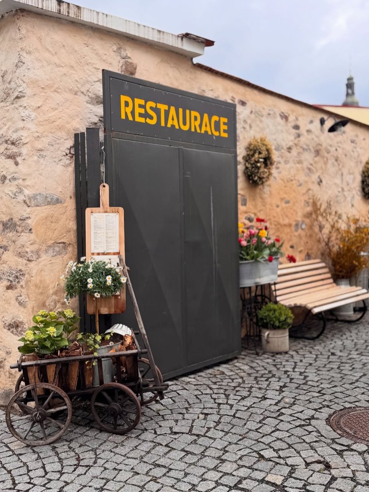 Vstup do restaurace Bejkárna v historickém centru Sušice