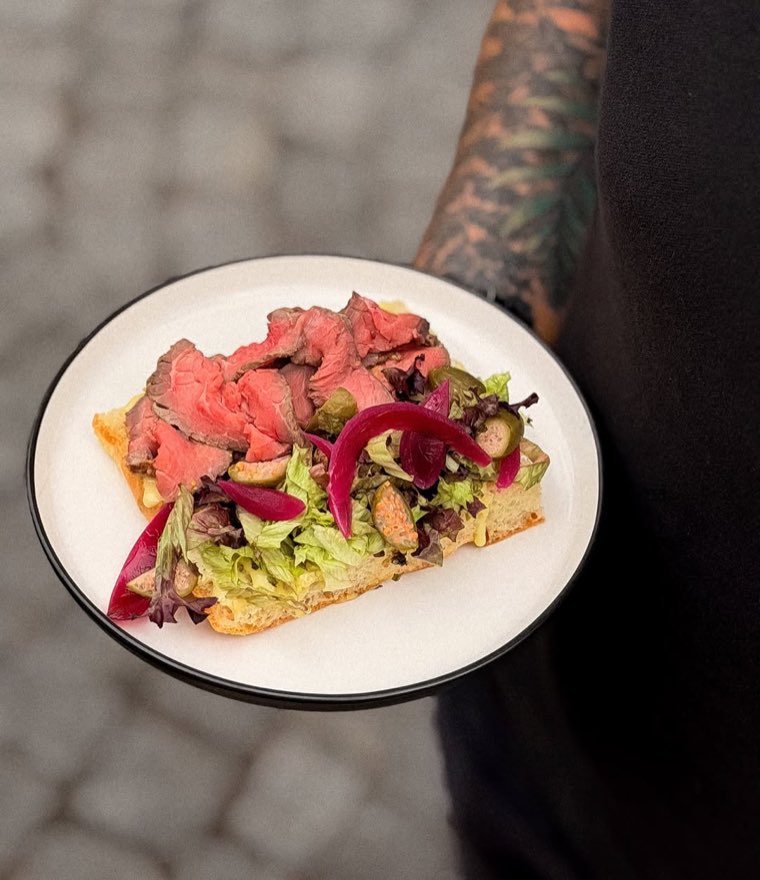 Roastbeef na focaccii s nakládanou cibulí
