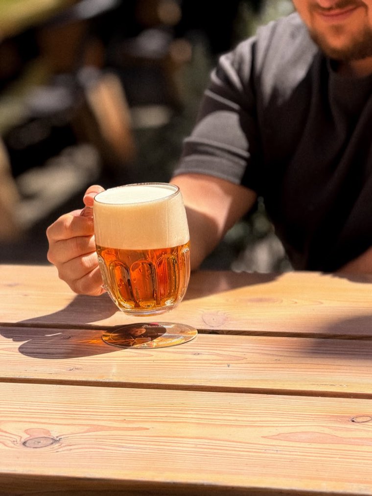 Vychlazené pivo na terase Bejkárny
